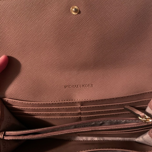Michael Kors Wallet Dusty Rose in color - Picture 5 of 8